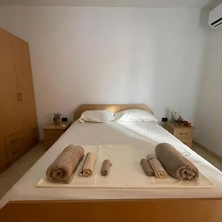 Apartment 3 Minute Walk To The